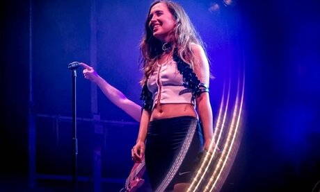 Alice Merton model hot archive