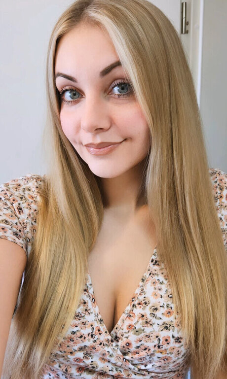 Sarah Milkowski pornstar adult image