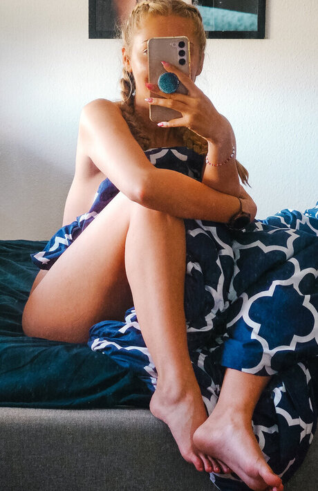 Sarah Milkowski star high quality photo