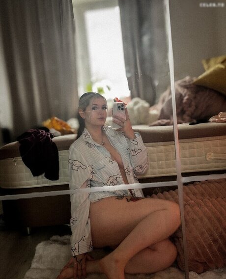 Feneliactx star pornographic photos