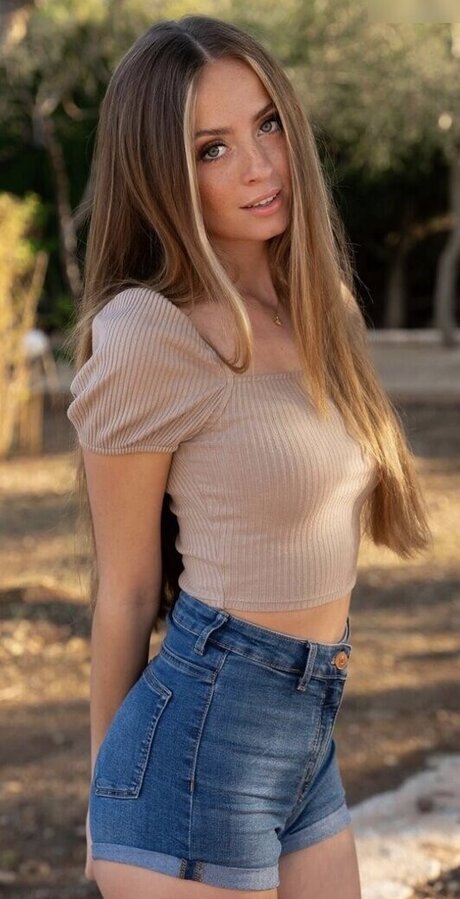 Lea Katharina Maria nude star photos