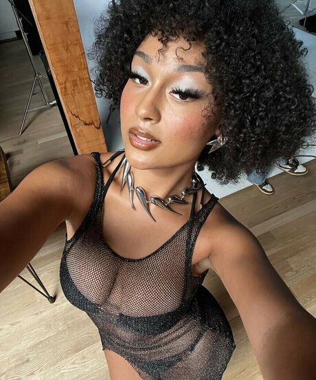 veondremitchell model nude photo