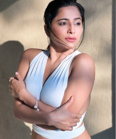 Kate Sharma model adult img