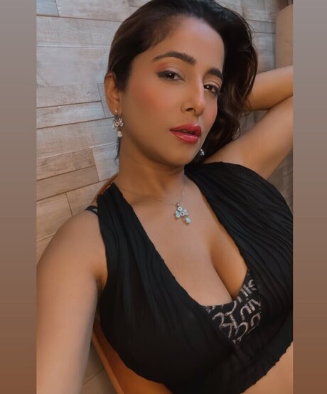 Kate Sharma erotic actress pic