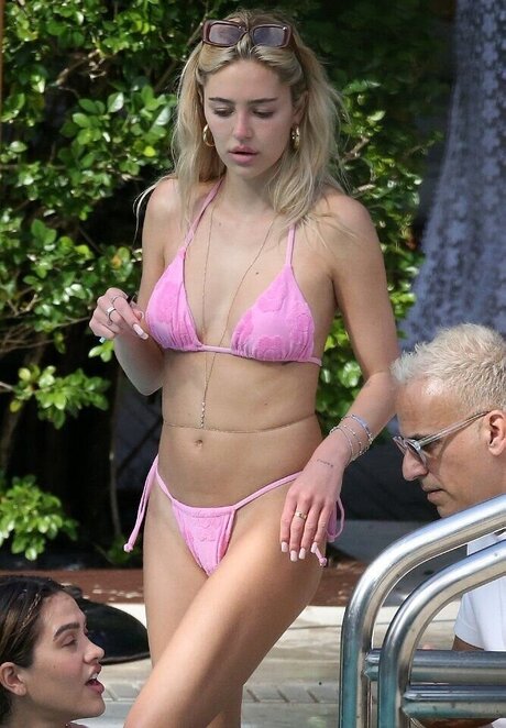 Delilah Hamlin sexy actress photo