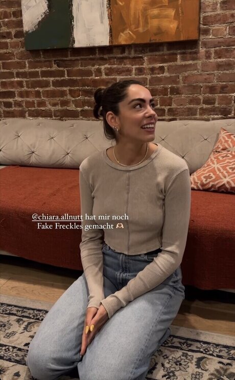 herstoryfeed naked model image