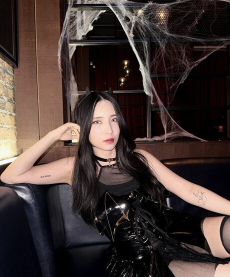 Mena Noona model top pic