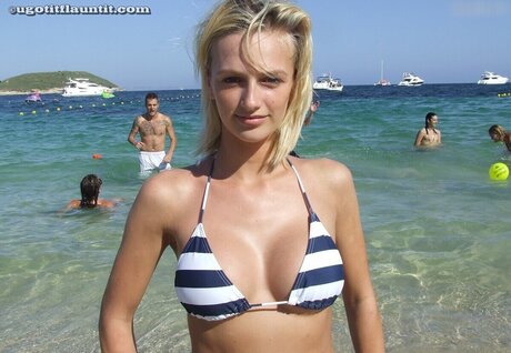 U Got It Flaunt It_ art actress gallery