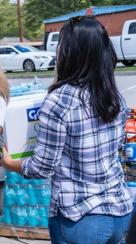 Tulsi Gabbard model high quality picture