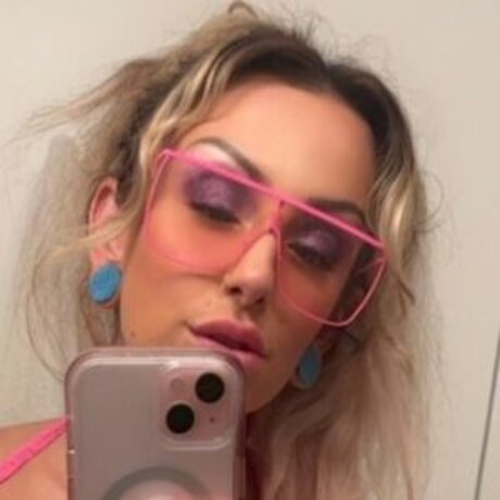 Lotuscheeks model hot img