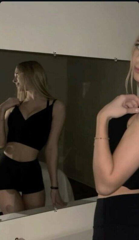 maya zrv porn model image