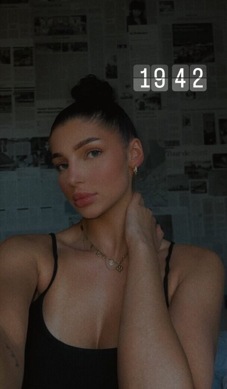 Nikelein sexy actress photo