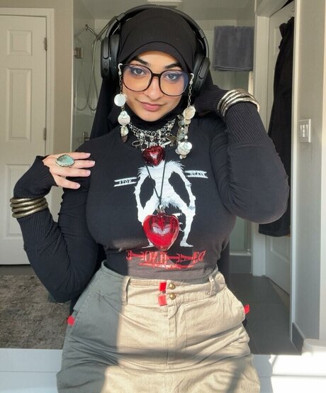 cryimgthrowingup model hot pic