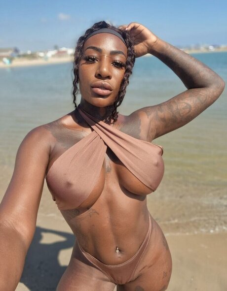 Josy Black naked pornstar galleries