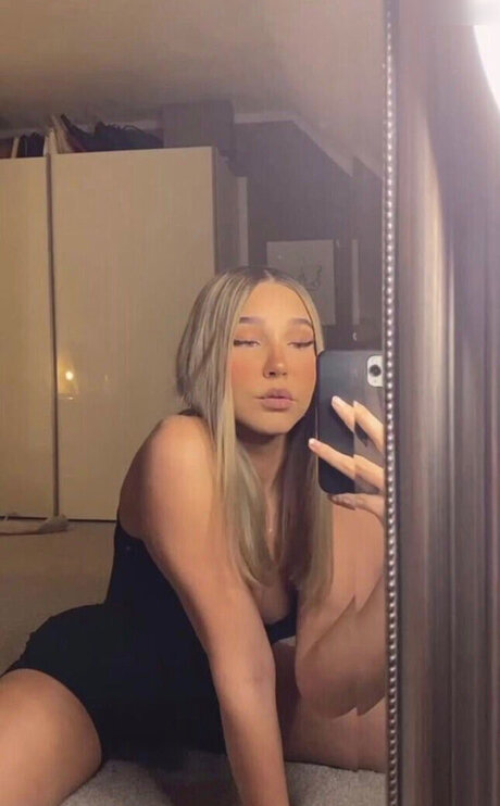 Annetthr pornstar naked photo