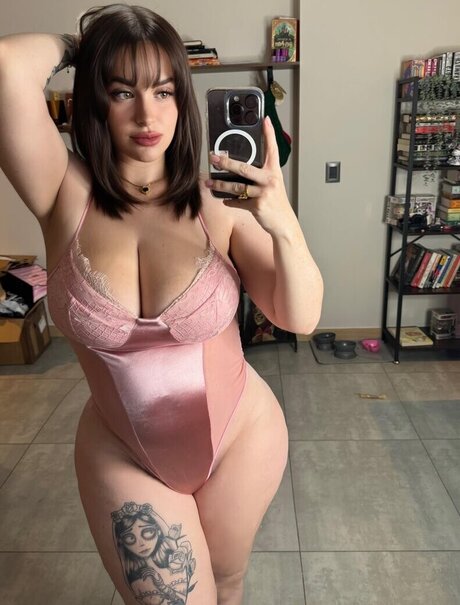 Lea Stays Peachy model free image