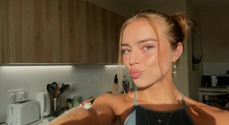 eastahh model erotic gallery