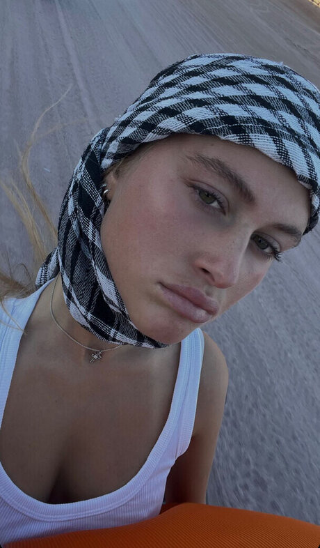 Zoe Kaeppele model nudes image