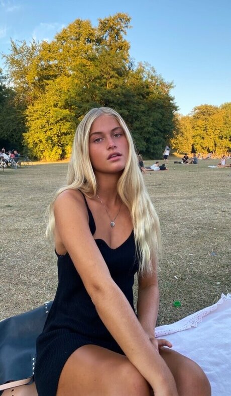 Zoe Kaeppele naked model images