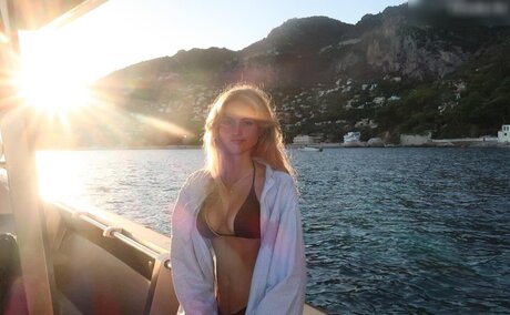 Zoe Kaeppele model beautiful img