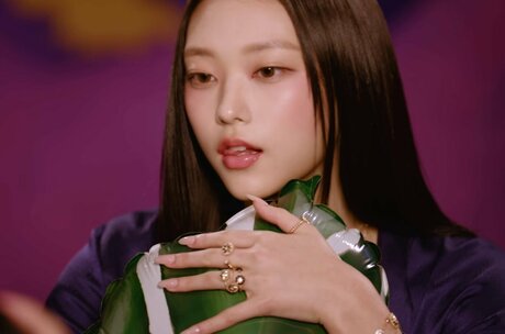 Haerin model hot images