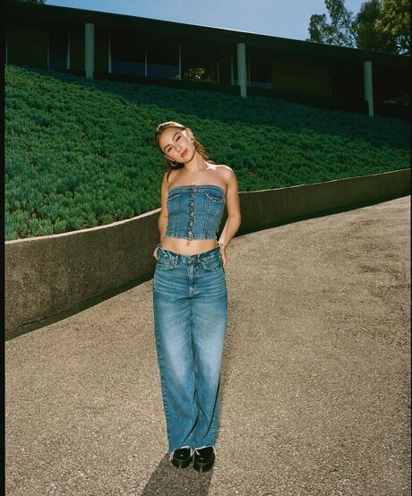 Lola Tung top star image