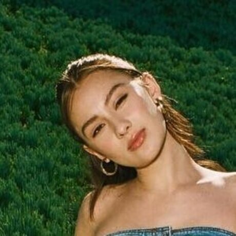 Lola Tung art model pictures