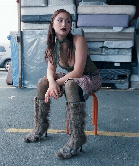 Lola Tung nice star img