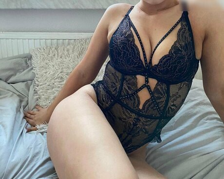 Lara Bttn star hot photos