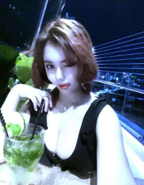 ElyanaSparks pornstar adult picture