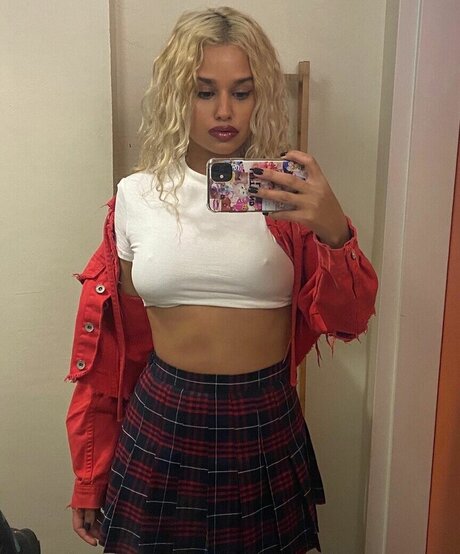 Tommy Genesis star xxx photos