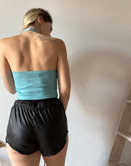 Vinted eBay model beautiful pictures