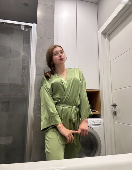 Mal Hol i ka model pornographic picture