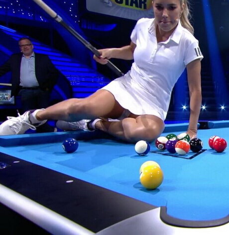 OOPS Deutsch nude actress image