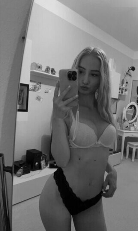 Nicki Anna naked star photo