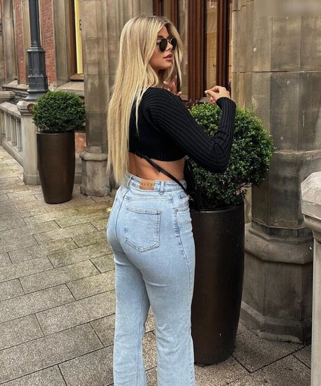 Larissa Neumann star naked photo