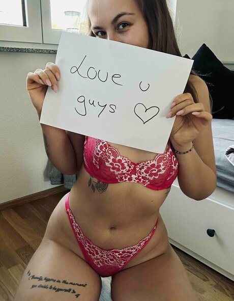 yourzoeyy erotic actress image