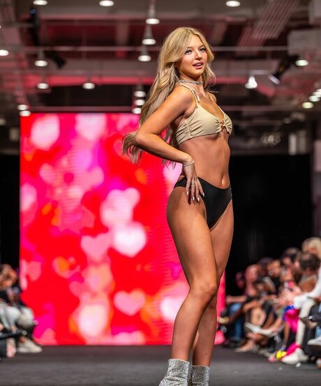 Shae Smolik model top picture