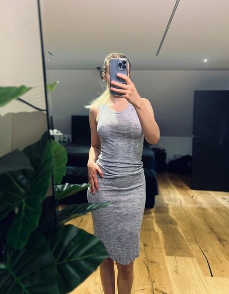 Colaway model nude image