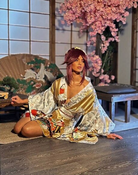 Lizzie Whistle star exclusive galleries