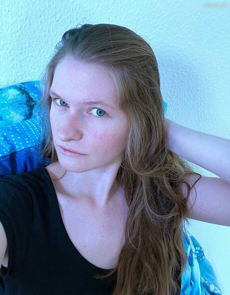 InaSilja model hot img