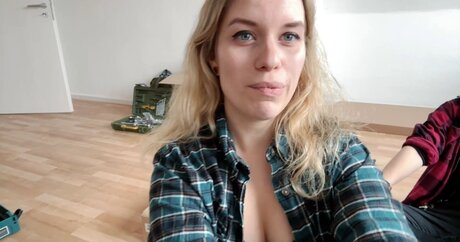 FormulaLena model nude pictures