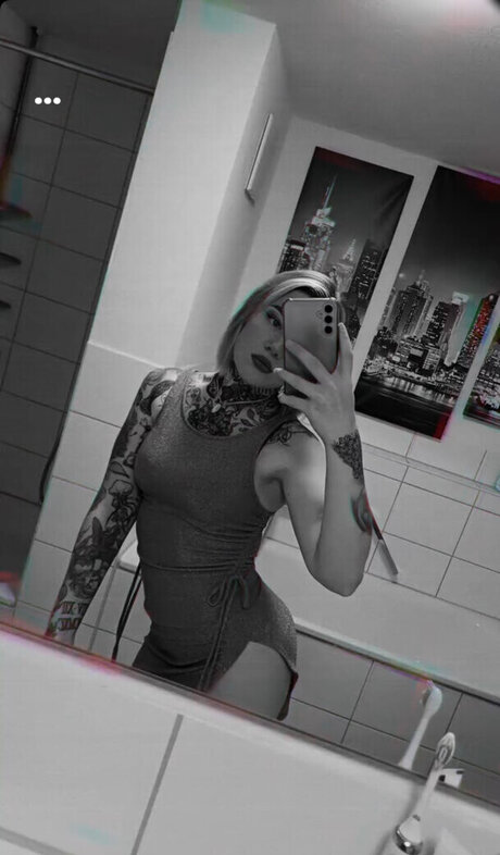 Typischblonnd exclusive actress images