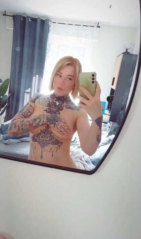 Typischblonnd art model pictures