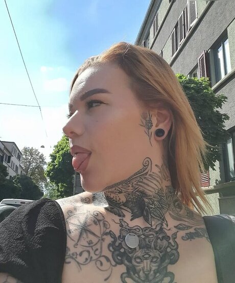 Typischblonnd xxx actress picture