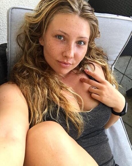 CaroCream beautiful model photos