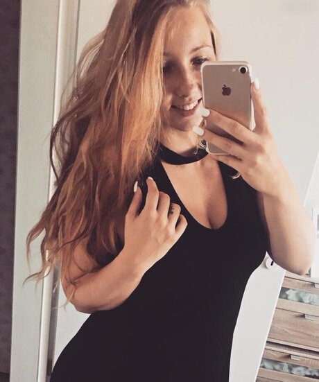 CaroCream xxx model picture