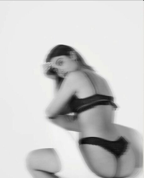 Isabella Londono art model image