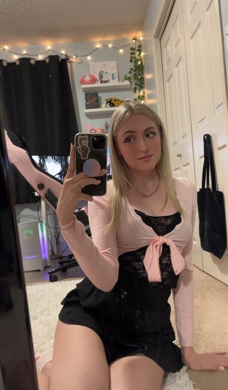 QoR Saige erotic pornstar photo