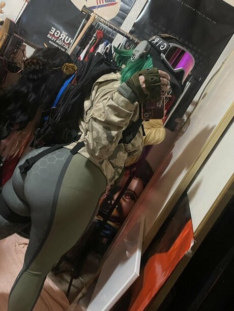 Quartercupflour erotic model photo